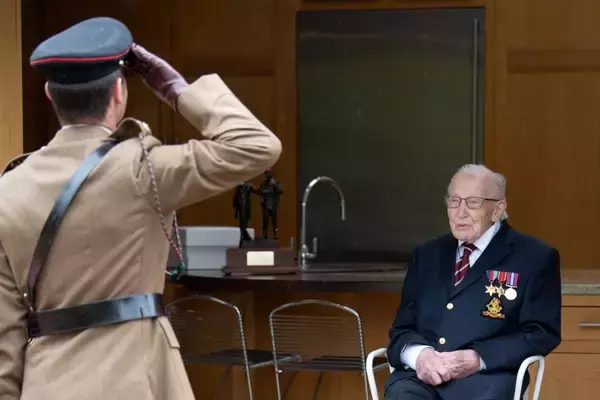 「医療従事者支援で40億円集めたイギリスのキャプテン・トム　100歳誕生日に空軍が祝賀飛行」の画像