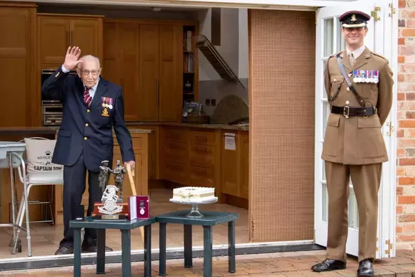 「医療従事者支援で40億円集めたイギリスのキャプテン・トム　100歳誕生日に空軍が祝賀飛行」の画像
