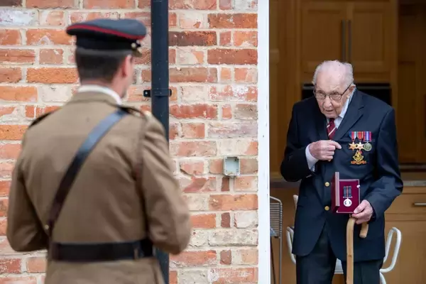 「医療従事者支援で40億円集めたイギリスのキャプテン・トム　100歳誕生日に空軍が祝賀飛行」の画像