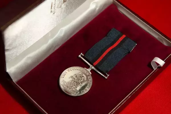 「医療従事者支援で40億円集めたイギリスのキャプテン・トム　100歳誕生日に空軍が祝賀飛行」の画像
