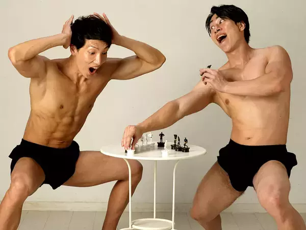 「マッチョがチェスに！ボディビルのポーズが駒になったカプセルトイ「マッチョチェス」が発売」の画像