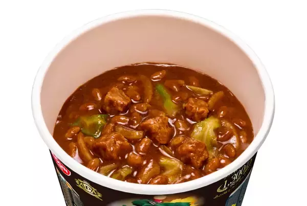 「「アパ社長カレー」が日清カレーメシとコラボ　ドロっと濃厚な黒いルゥをお湯かけ5分で」の画像