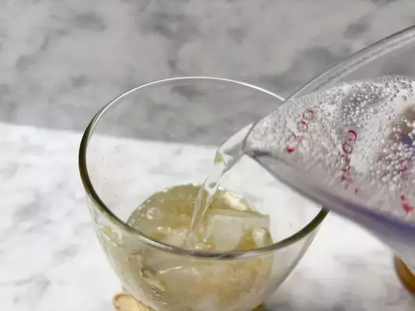 「アヲハタ公式「ママレード＋炭酸水」で作る即席レモンスカッシュ　話題のレシピを試してみた」の画像