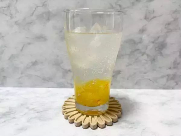 「アヲハタ公式「ママレード＋炭酸水」で作る即席レモンスカッシュ　話題のレシピを試してみた」の画像