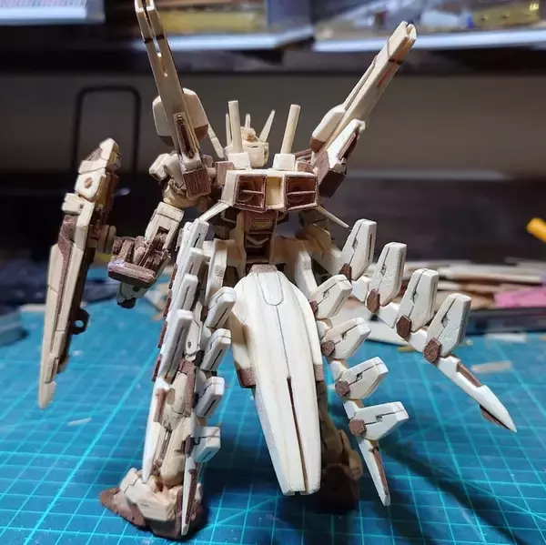 「廃材で「ストライクガンダム」を完全再現！換装も可能なハイクオリティすぎる木工作品」の画像