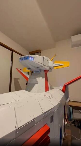 ホワイトベースに“猫艦長”現る　精密模型でくつろぐ姿に「かわいい」と「ヒヤヒヤ」