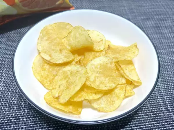 「和歌山県のご当地「みかんポテチ」に衝撃　人生初の体験でパニック「なにこれ？？？」」の画像