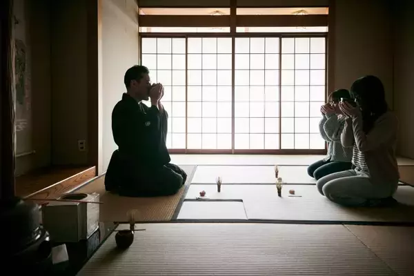 「太秦映画村でR‐18イベント　リニューアルオープンで夜限定「丁半博打」「拷問屋敷」が開帳」の画像