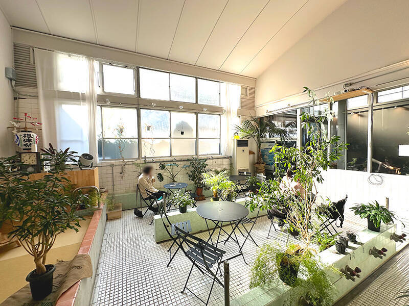 京都から蒲田へ届いた「謎の木札」　SNSが繋いだ銭湯と「元銭湯カフェ」の温かな絆