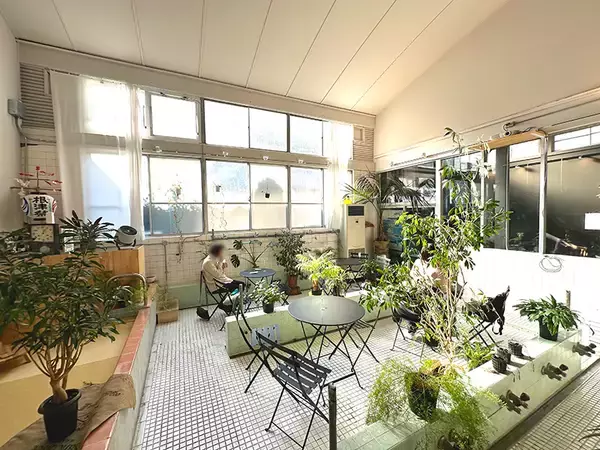 「京都から蒲田へ届いた「謎の木札」　SNSが繋いだ銭湯と「元銭湯カフェ」の温かな絆」の画像