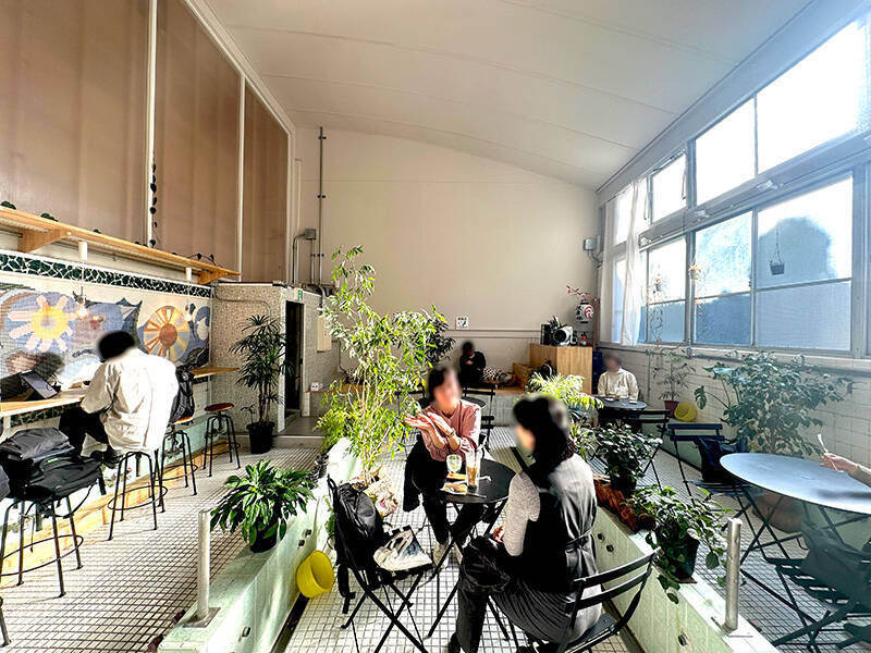 京都から蒲田へ届いた「謎の木札」　SNSが繋いだ銭湯と「元銭湯カフェ」の温かな絆