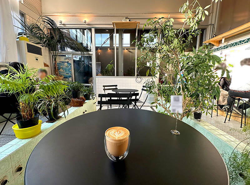 京都から蒲田へ届いた「謎の木札」　SNSが繋いだ銭湯と「元銭湯カフェ」の温かな絆