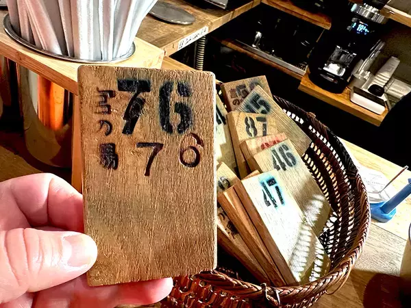 「京都から蒲田へ届いた「謎の木札」　SNSが繋いだ銭湯と「元銭湯カフェ」の温かな絆」の画像