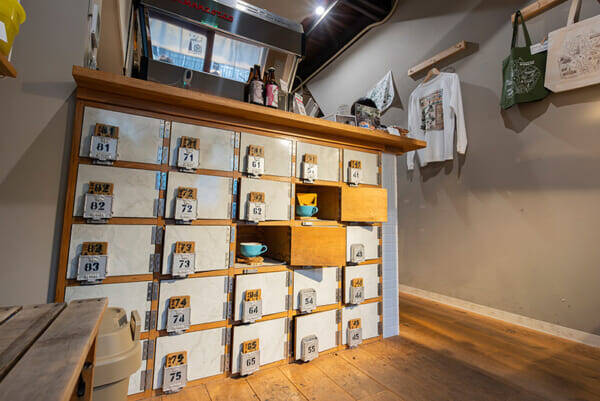 京都から蒲田へ届いた「謎の木札」　SNSが繋いだ銭湯と「元銭湯カフェ」の温かな絆