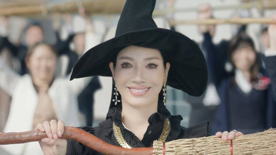 「ほけんの窓口」新CMに魔女アン ミカ再び　今度は社員30名と「ほうきダンス」