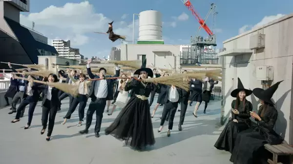 「「ほけんの窓口」新CMに魔女アン ミカ再び　今度は社員30名と「ほうきダンス」」の画像