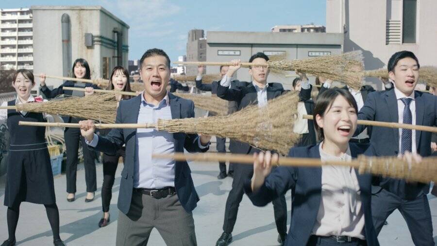 「ほけんの窓口」新CMに魔女アン ミカ再び　今度は社員30名と「ほうきダンス」