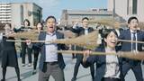 「「ほけんの窓口」新CMに魔女アン ミカ再び　今度は社員30名と「ほうきダンス」」の画像4