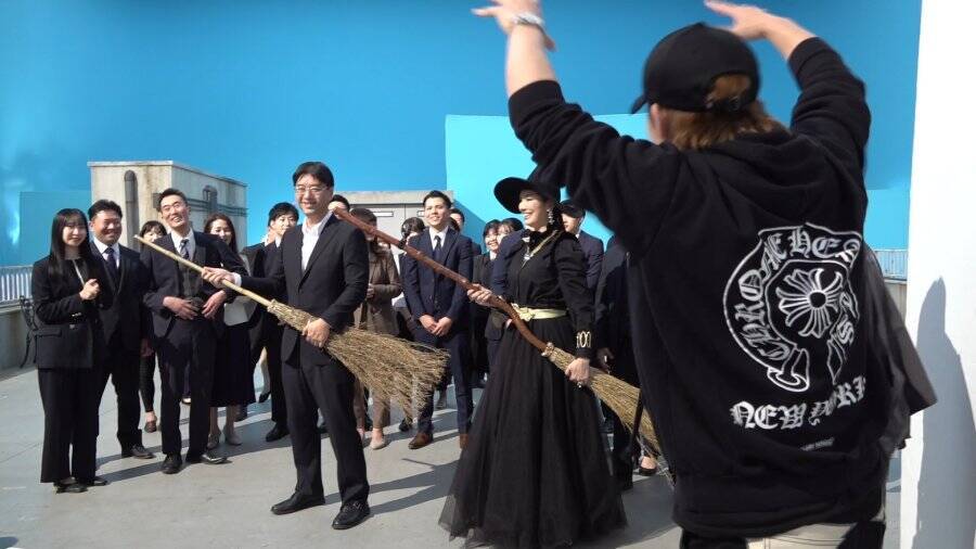 「ほけんの窓口」新CMに魔女アン ミカ再び　今度は社員30名と「ほうきダンス」