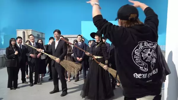 「「ほけんの窓口」新CMに魔女アン ミカ再び　今度は社員30名と「ほうきダンス」」の画像