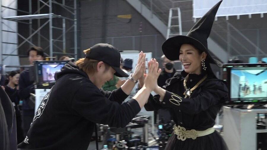 「ほけんの窓口」新CMに魔女アン ミカ再び　今度は社員30名と「ほうきダンス」