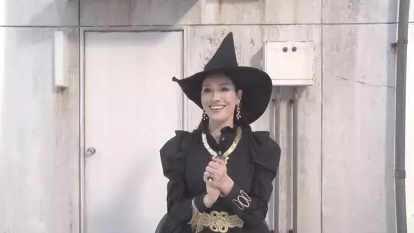 「「ほけんの窓口」新CMに魔女アン ミカ再び　今度は社員30名と「ほうきダンス」」の画像