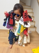 タオルが好きすぎる2歳児の完全装備　強すぎて笑うしかない