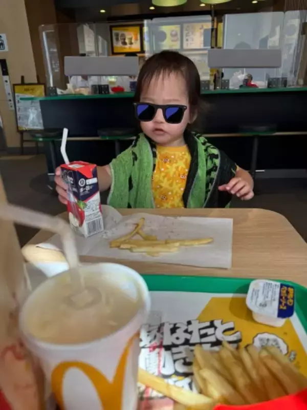 「タオルが好きすぎる2歳児の完全装備　強すぎて笑うしかない」の画像