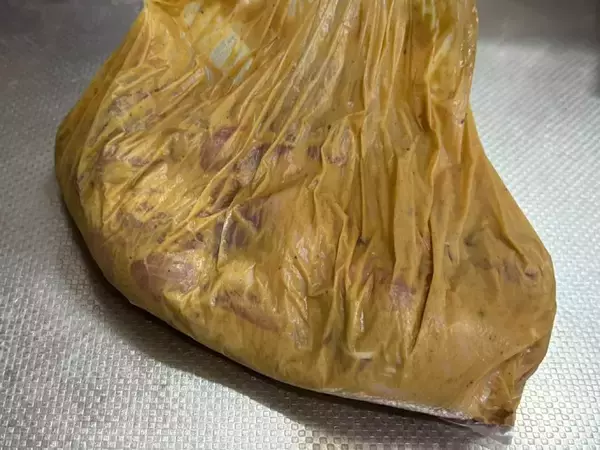 「ヒガシマルの「カレーうどんスープ」でタンドリーチキン作ってみたら、本格すぎて驚いた」の画像