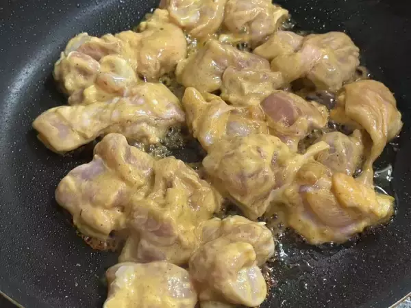 「ヒガシマルの「カレーうどんスープ」でタンドリーチキン作ってみたら、本格すぎて驚いた」の画像