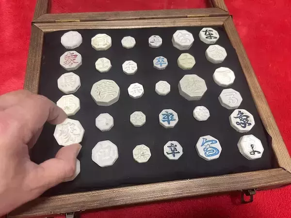 「漂着物だけで朝鮮将棋の駒をコンプリート！6年の海辺散策がもたらした“前人未到の成果”」の画像