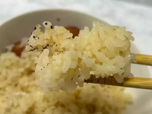 「火も包丁も使わない　ヒガシマル公式「丸ごとソーセージの炊き込みご飯」が背徳的なおいしさ」の画像