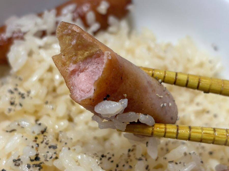 火も包丁も使わない　ヒガシマル公式「丸ごとソーセージの炊き込みご飯」が背徳的なおいしさ