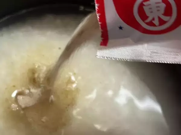 「火も包丁も使わない　ヒガシマル公式「丸ごとソーセージの炊き込みご飯」が背徳的なおいしさ」の画像