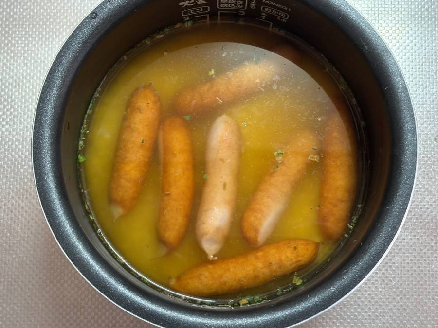 火も包丁も使わない　ヒガシマル公式「丸ごとソーセージの炊き込みご飯」が背徳的なおいしさ