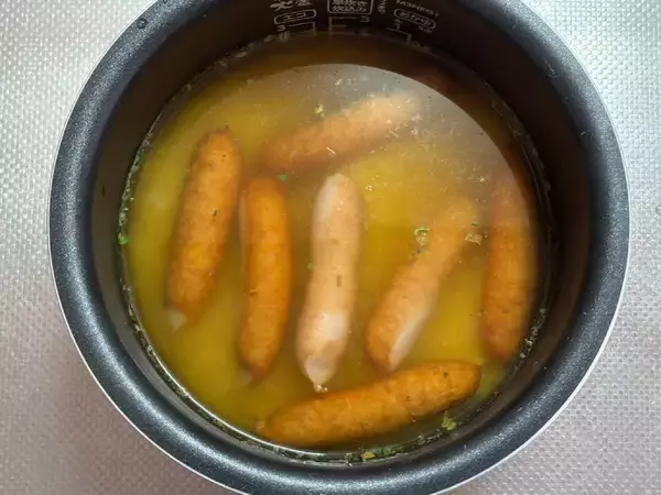 「火も包丁も使わない　ヒガシマル公式「丸ごとソーセージの炊き込みご飯」が背徳的なおいしさ」の画像