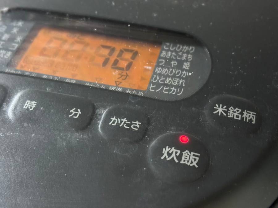 火も包丁も使わない　ヒガシマル公式「丸ごとソーセージの炊き込みご飯」が背徳的なおいしさ