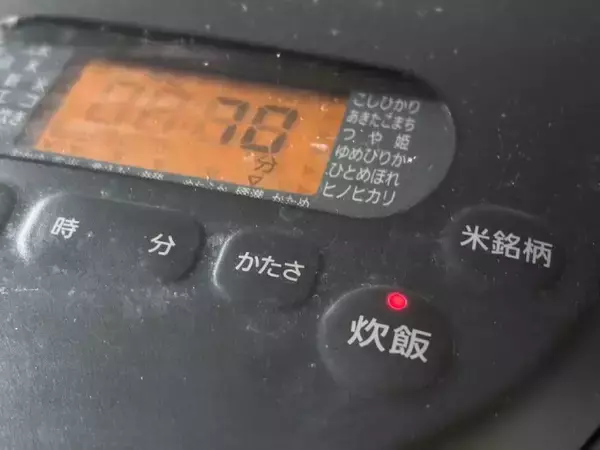 「火も包丁も使わない　ヒガシマル公式「丸ごとソーセージの炊き込みご飯」が背徳的なおいしさ」の画像