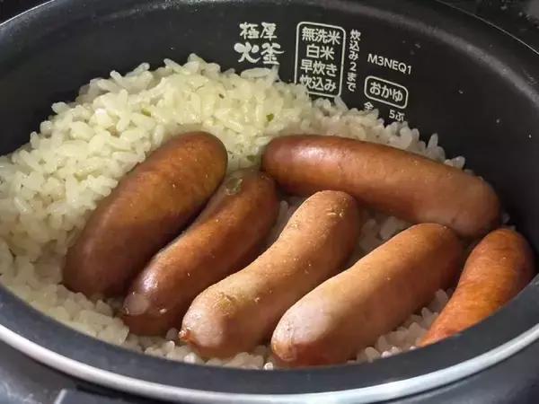 「火も包丁も使わない　ヒガシマル公式「丸ごとソーセージの炊き込みご飯」が背徳的なおいしさ」の画像