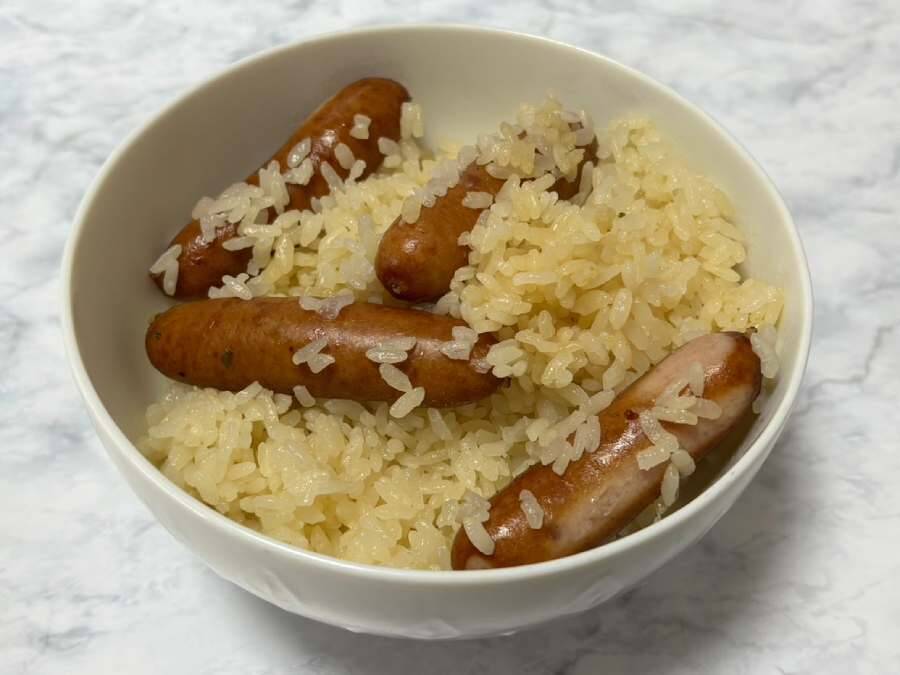 火も包丁も使わない　ヒガシマル公式「丸ごとソーセージの炊き込みご飯」が背徳的なおいしさ