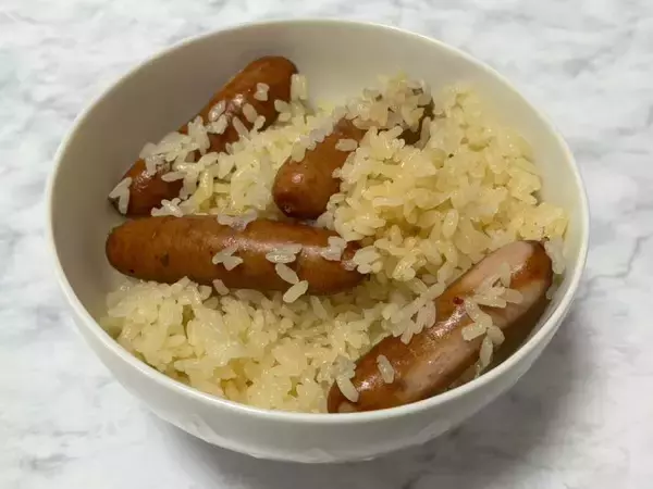 「火も包丁も使わない　ヒガシマル公式「丸ごとソーセージの炊き込みご飯」が背徳的なおいしさ」の画像