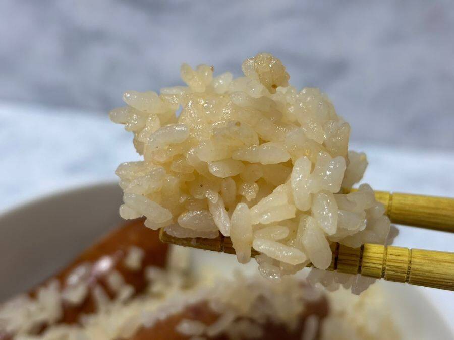 火も包丁も使わない　ヒガシマル公式「丸ごとソーセージの炊き込みご飯」が背徳的なおいしさ