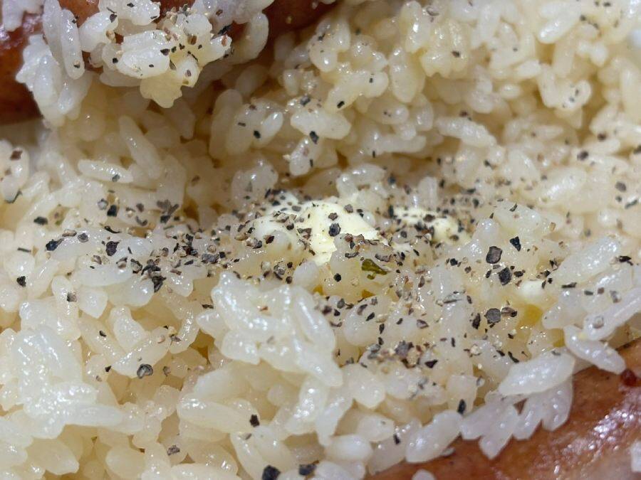 火も包丁も使わない　ヒガシマル公式「丸ごとソーセージの炊き込みご飯」が背徳的なおいしさ