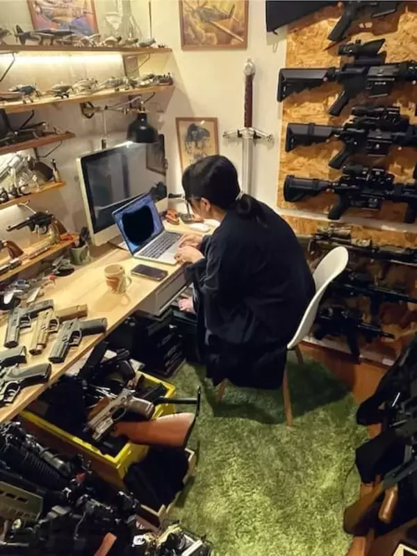 仕事をする妻が武器商人にしか見えない？とあるXユーザーの自宅の“秘密”が最高だった