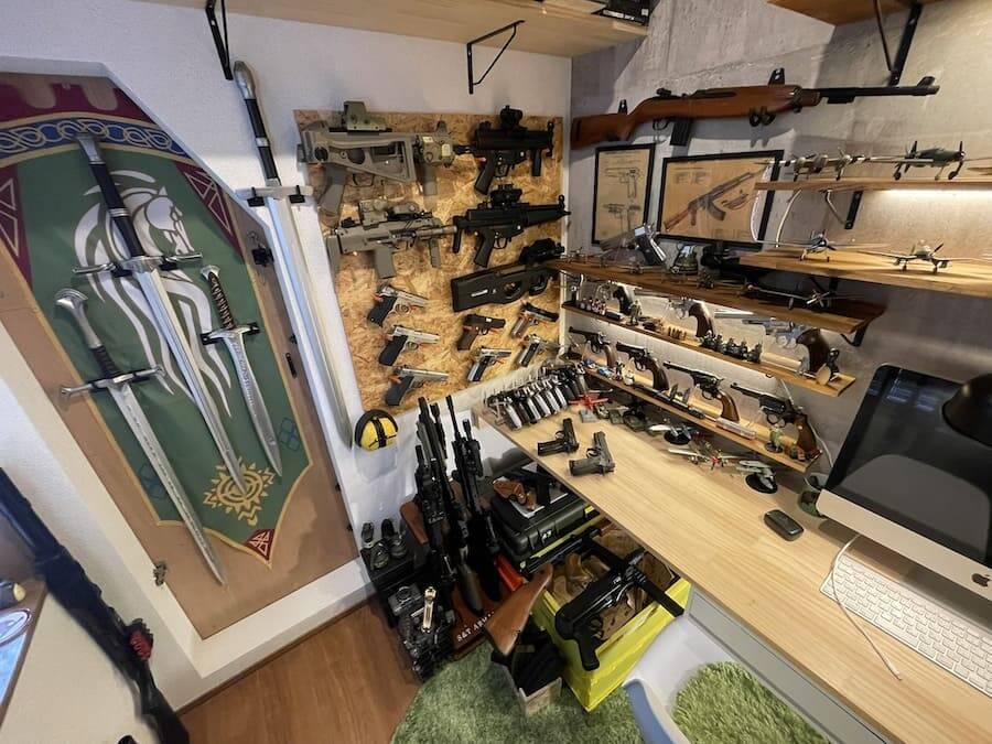 仕事をする妻が武器商人にしか見えない？とあるXユーザーの自宅の“秘密”が最高だった