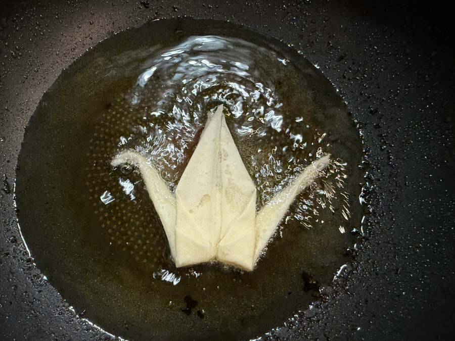 春巻きの皮で折り鶴制作　そのまま揚げる大胆アレンジにびっくり