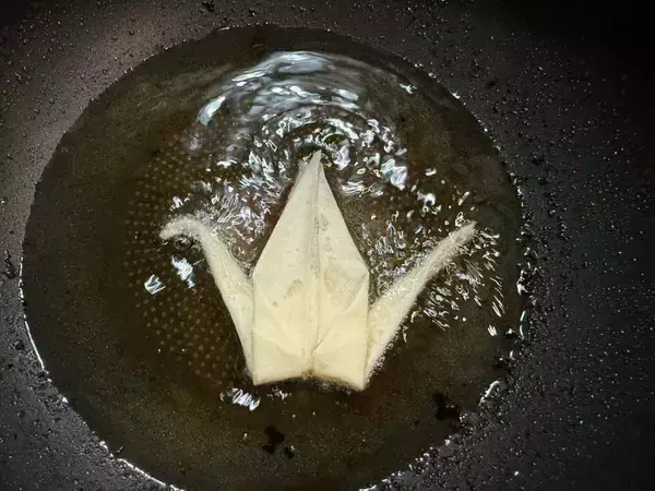 「春巻きの皮で折り鶴制作　そのまま揚げる大胆アレンジにびっくり」の画像