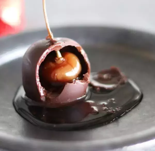 「「シナシナランボ」から「夢心地の汁」が……？ 金精軒のチェリーボンボン解説図がゆるくてわかりやすい」の画像