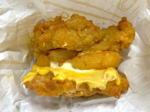 揚げ物で揚げ物を挟む……！KFCの“暴力的”新作「ダブルダウンフィレバーガー」は背徳感MAXの一品だった