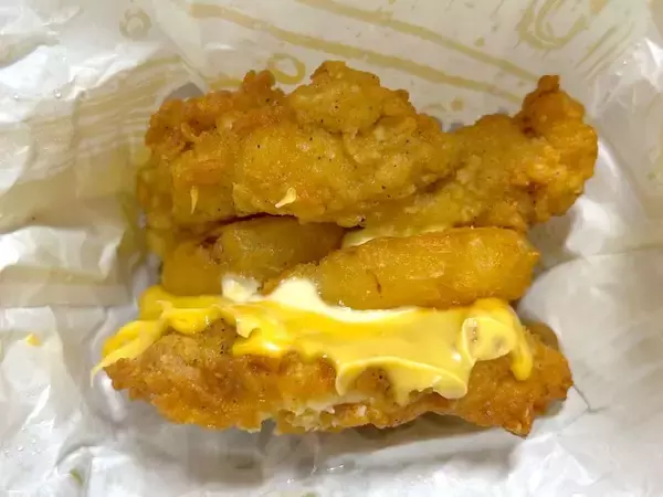 揚げ物で揚げ物を挟む……！KFCの“暴力的”新作「ダブルダウンフィレバーガー」は背徳感MAXの一品だった